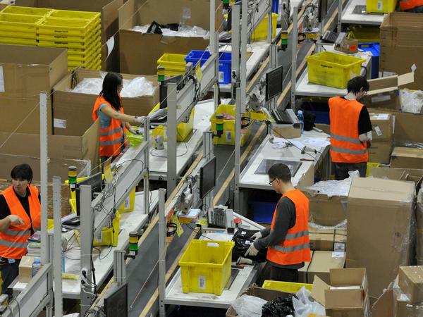 Amazon betreibt weltweit große Logistikzentren, um seine Waren zum Kunden zu schicken.