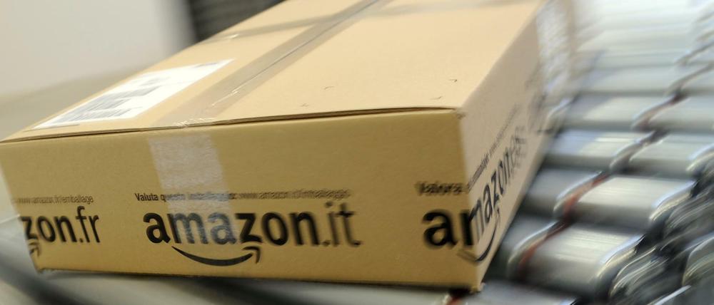Ein Amazon-paket auf seinem Weg durch das Logistikzentrum in Rheinberg. 