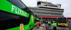 Die Fluggesellschaft Air Berlin leitete Fluggäste am Freitag per Flixbus nach Hannover um. 
