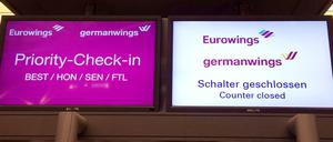 Informationstafel von Eurowings und Germanwings am Flughafen in Hamburg.
