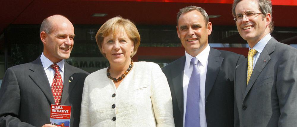 Ein Bild aus besseren Zeiten. 2009 begrüßten die Brüder Karl-Erivan, Georg und Christian (von links) die wahlkämpfende Angela Merkel in Mülheim.