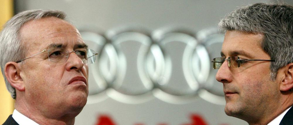 Der ehemalige Vorstandsvorsitzende der Audi AG, Martin Winterkorn (l), Technische Entwicklung, und das damalige Vorstandsmitglied Rupert Stadler, Finanz und Organisation, stehen während einer Hauptversammlung des Unternehmens 2006 zusammen.