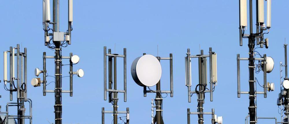 Antennen für Mobilfunk und UMTS stehen auf dem Dach eines Hochhauses am Kieler Blücherplatz. Auf der Auktion der Bundesnetzagentur wurden begehrte Frequenzen versteigert. 