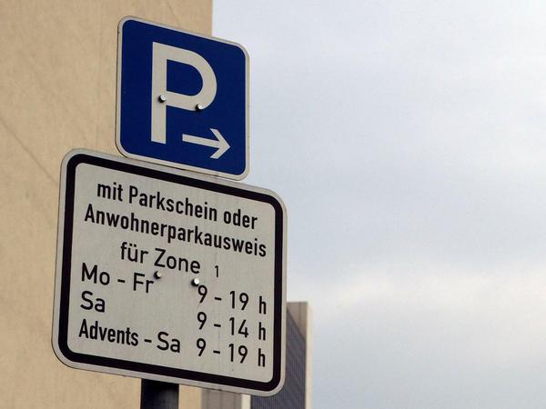 Blau-weißes Schild für eine Anwohnerparkzone in Berlin.