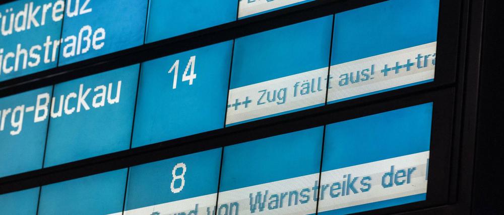 Chaos am Montag: Die Konkurrenzgewerkschaft EVG hatte am Morgen den Fernverkehr komplett lahmgelegt. Auch bei der Berliner S-Bahn und im Regionalverkehr ging nicht viel. 