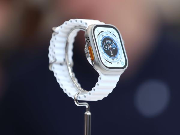 Apple Watch Ultra: Vergangenes Jahr hat Apple-Chef Tim Cook die robustere Version der Smartwatch vorgestellt. Das Gehäuse ist aus Titan und bis zu 100 Meter tief wasserdicht. Der Akku hält länger, das Display ist heller und der GPS-Sensor ist besonders präzise.