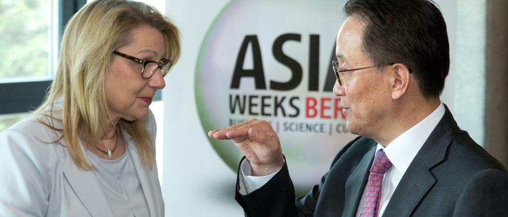 Wollen den Austausch zwischen Start-ups intensivieren: Berlins Wirtschaftssenatorin Cornelia Yzer (CDU) und Lee Kyung-soo, Botschafter der Republik Korea. 
