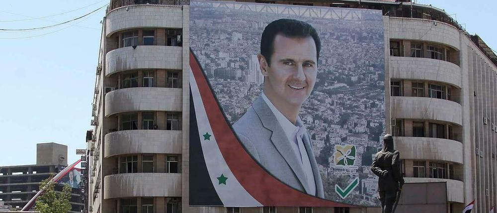 Gute Miene zum bösen Spiel. Der syrische Machthaber Baschar al Assad hat Giftgas gegen die Bevölkerung eingesetzt. Kamen einige Zutaten für das Gas aus Deutschland? 