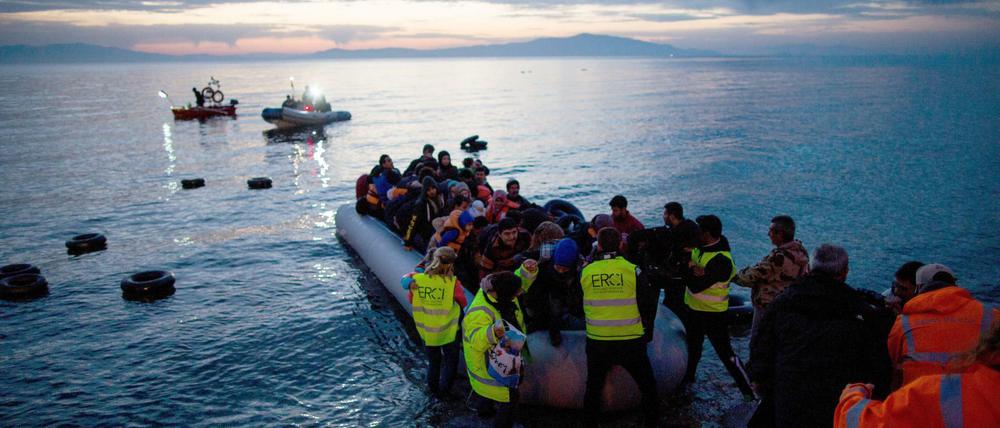 Ein Boot mit Migranten (Symbolbild).