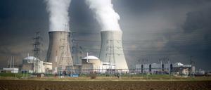 Dampf steigt aus den Kühltürmen des belgischen Atomkraftwerks Doel bei Antwerpen auf. 