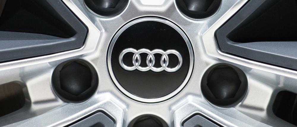 Eine Felge mit dem Audi-Logo.
