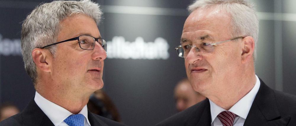 Rupert Stadler und Martin Winterkorn stehen 2014 bei der Hauptversammlung der Volkswagen AG auf dem Messegelände.