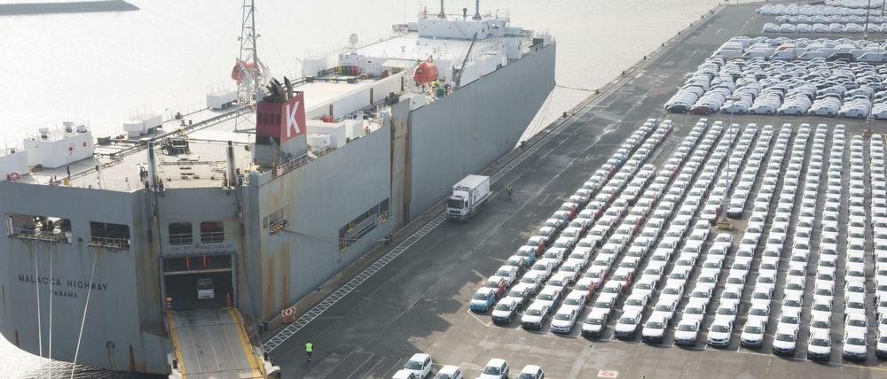 Fahrzeuge des Volkswagen Konzerns stehen zur Verschiffung im Hafen von Emden.
