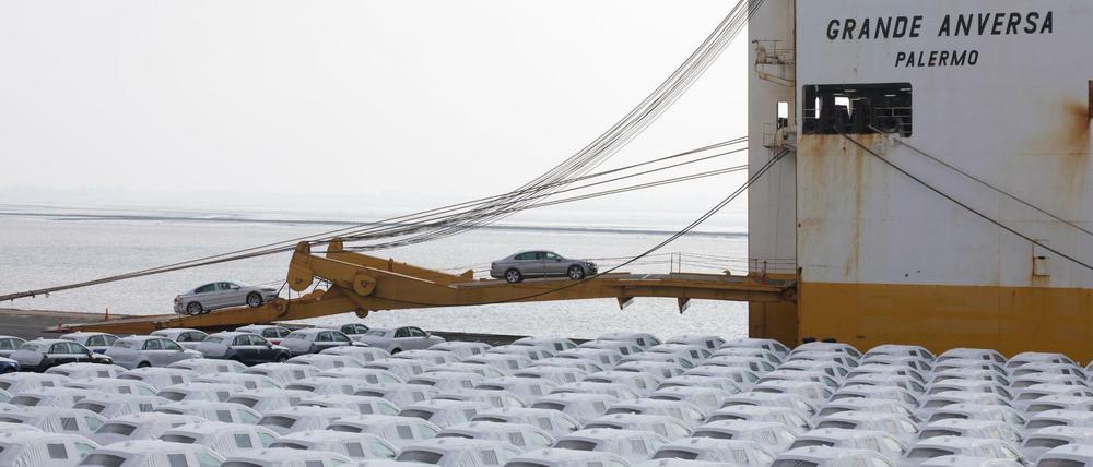 Audi Fahrzeuge des Volkswagen Konzerns werden im Hafen von Emden verschifft. 