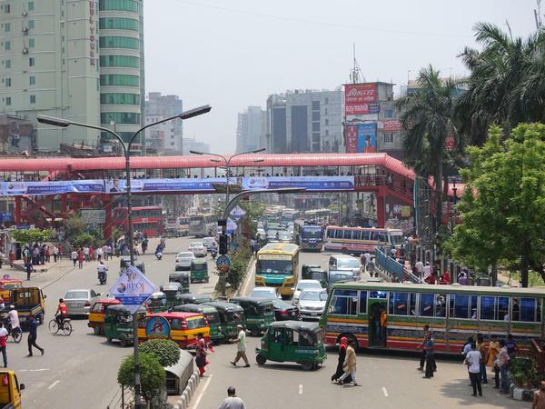 Straßenszene in Dhaka: Mehr als 14 Millionen Menschen leben im Großraum der Hauptstadt von Bangladesch. Regionalzüge und U-Bahnen gibt es (noch) nicht. Fasst täglich versinkt die Stadt im Verkehrschaos.