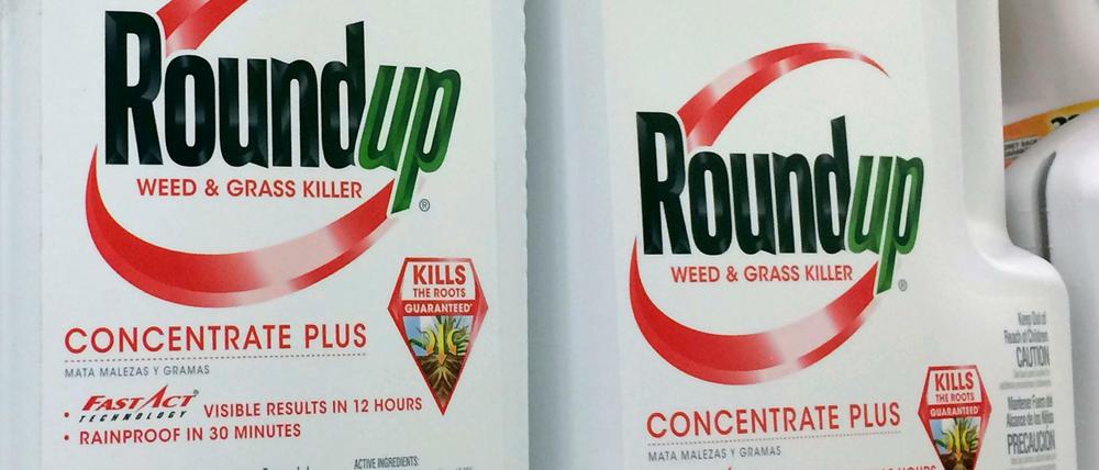 Umstrittener Unkrautvernichter: Roundup enthält in den USA Glyphosat. In Deutschland dürfen Privatleute Glyphosat schon seit dem vergangenen Jahr nicht mehr benutzen.
