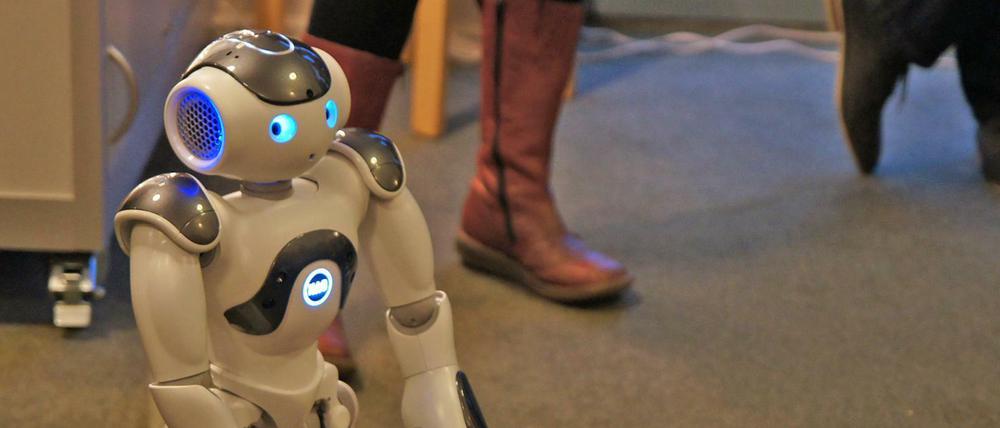 Lesestunde mit Roboter: Die Kinder sollen Nao6 künftig auch Vorlesen. 
