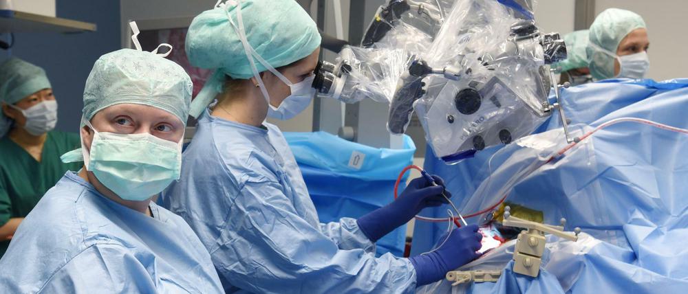 Nicht jede Klinik sollte alles machen dürfen, fordern Experten. Hier eine Hirntumor-Operation in der Berliner Charité.