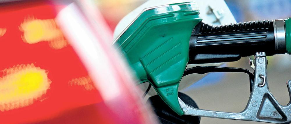Billiger Treibstoff. In Berlin kostet ein Liter Super E 10 aktuell 1,34 Euro – am Monatsanfang waren es fünf Cent weniger, aber vor zwei Jahren 19 Cent mehr.