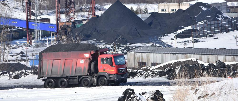 Lastwagen transportieren Kohle bei Nowokusnezk in Sibirien.