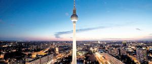 Hell leuchtet Berlin-Mitte und der Fernsehturm.
