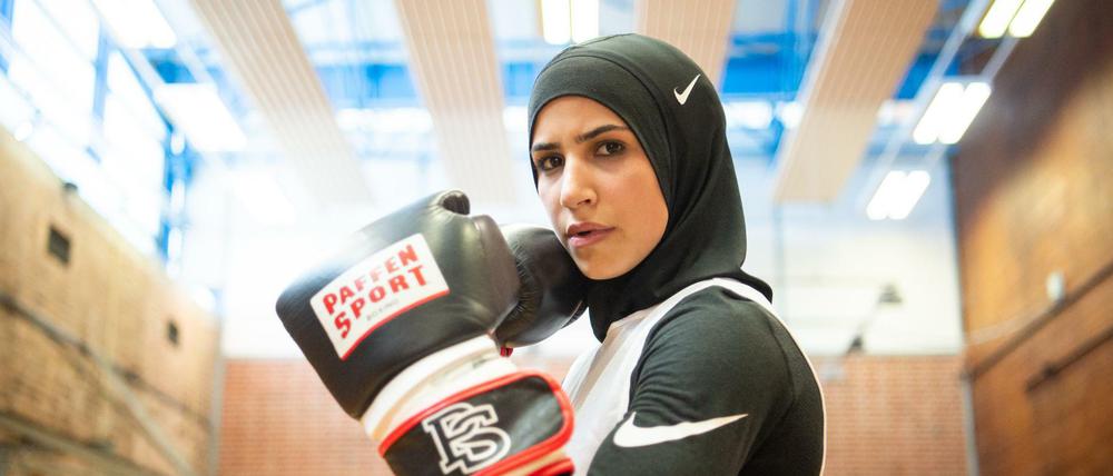 Auch die Berliner Boxerin Zeina Nassar trägt einen Hijab beim Sport.