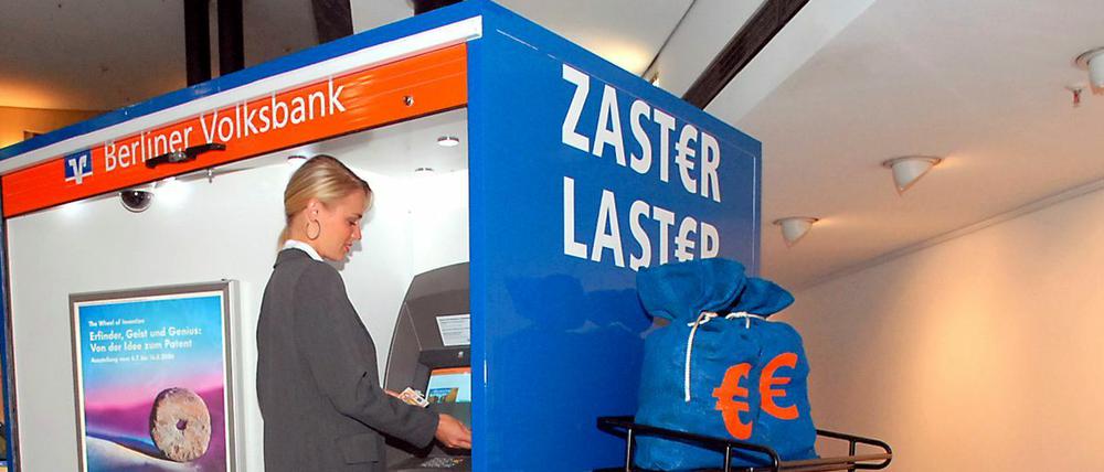 Die Berliner Volksbank hatte den ersten fahrbaren Geldautomat Europas. Günstiger ist das Abheben dort aber nicht. Eher im Gegenteil. 