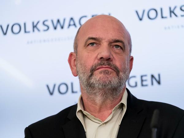 Der Betriebsratsvorsitzende von VW, Bernd Osterloh, sprach auf einer Betriebsversammlung.