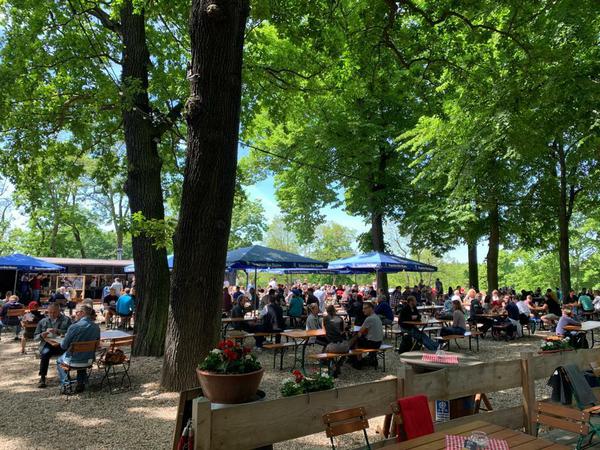Viele Berliner zieht es bei dem schönen Wetter in die Biergärten, so auch ins "Loretta am Wannsee".