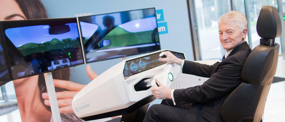Thyssen-Krupp-Vorstandschef Heinrich Hiesinger in einem Fahrsimulator für autonomes Fahren