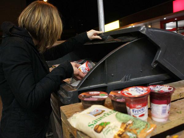 Strafbar: Wer Lebensmittel aus Supermarktmülltonnen "rettet", begeht juristisch gesehen Diebstahl.  