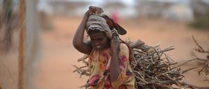 Lange Wege, um Wasser, Nahrung und Feuerholz zu besorgen. Meistens sind es Frauen – wie hier in Somalia –, die die Versorgung der Familie garantieren.