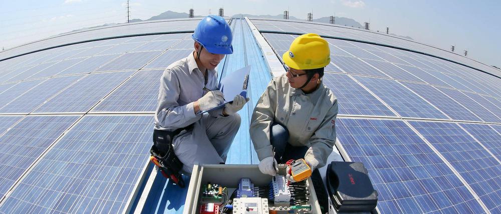 Installation einer Solaranlage auf dem Dach eines Unternehmens im ostchinesischen Dongjang.