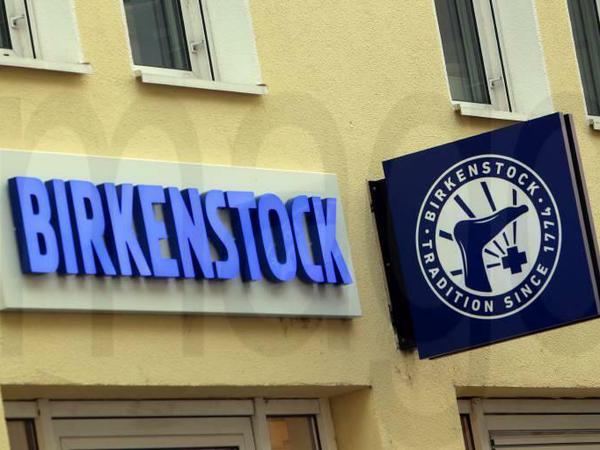 Logo und Schriftzug einer Birkenstock-Filiale in Freiburg.