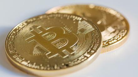 Zwei Bitcoin-Münzen liegen auf einem Tisch. Kryptowährungen sind derzeit auf Talfahrt (Symbolbild). 