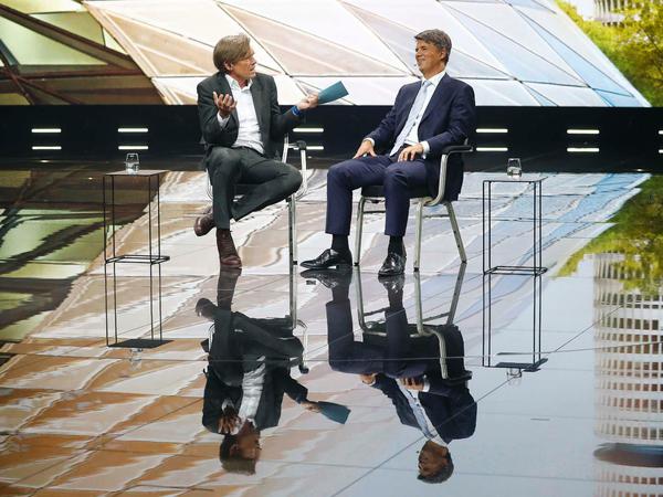 Gespräch vor der Show. BMW-Chef Harald Krüger (r.) stellte sich den Fragen des POlitik-Journalisten Hajo Schumacher.