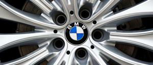 Weil der Münchner Konzern so viele Fahrzeuge seiner drei Marken BMW, Mini und Rolls-Royce auslieferte wie nie zuvor, schnellte in der Kernsparte Automobile der Gewinn vor Zinsen und Steuern um 23 Prozent auf 2,2 Milliarden Euro nach oben.