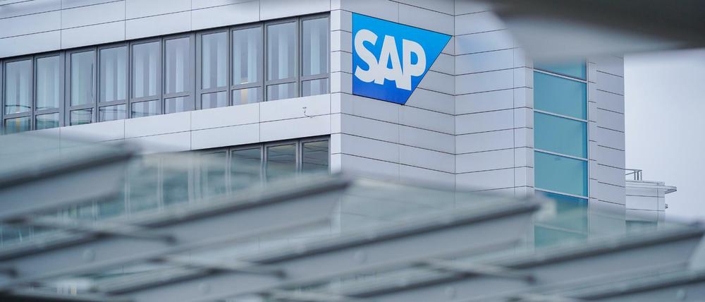  Ein Firmenlogo hängt an der Konzernzentrale des Softwarekonzerns SAP. Nur noch zwei deutsche Konzerne zählen einer Studie zufolge zu den 100 wertvollsten börsennotierten Unternehmen der Welt.
