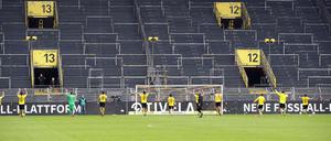 Bizarrer Jubel. Die Spieler von Borussia Dortmund nach dem Derbysieg gegen Schalke vor der leeren Südtribüne, auf der in normalen Zeiten 25 000 Fans stehen.
