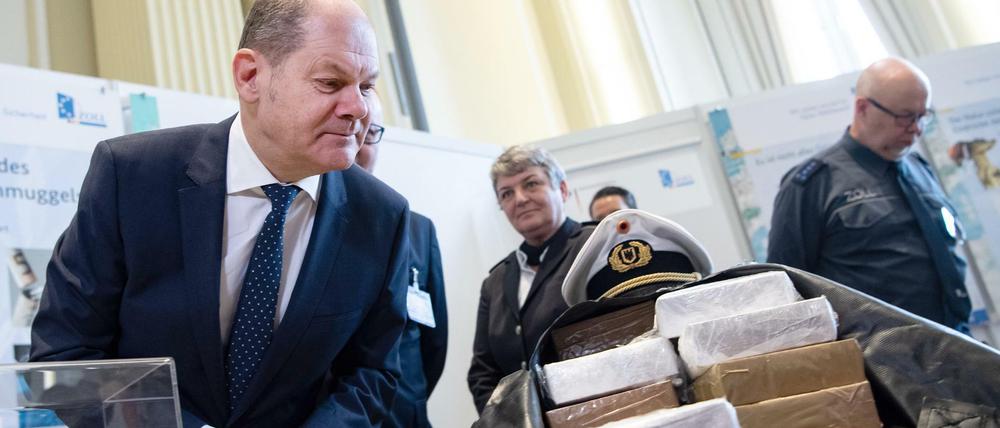 Guter Stoff? Bundesfinanzminister Olaf Scholz (SPD) schaut sich vom Zoll beschlagnahmte Drogen-Pakete an.