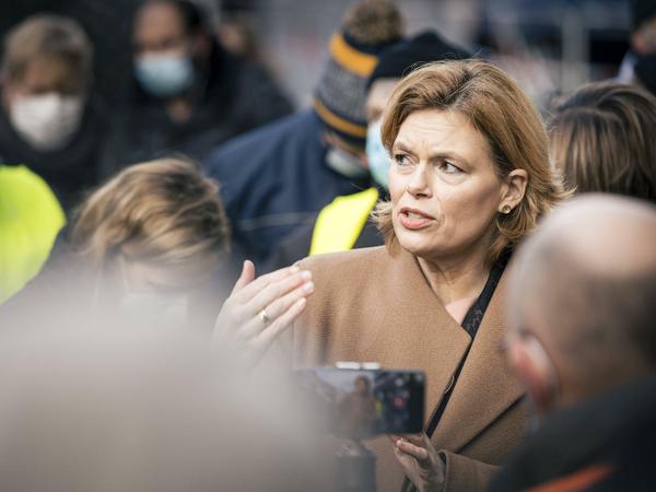 Kampflustig: Bundeslandwirtschaftsministerin Julia Klöckner (hier im Gespräch mit demonstrierenden Bauern am Mittwoch) will schärfere Gesetze gegen die Spekulation. 