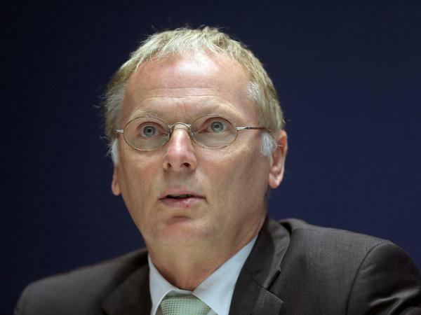 Oberster Postaufseher: Jochen Homann, Präsident der Bundesnetzagentur, muss die Erhöhungen genehmigen. 