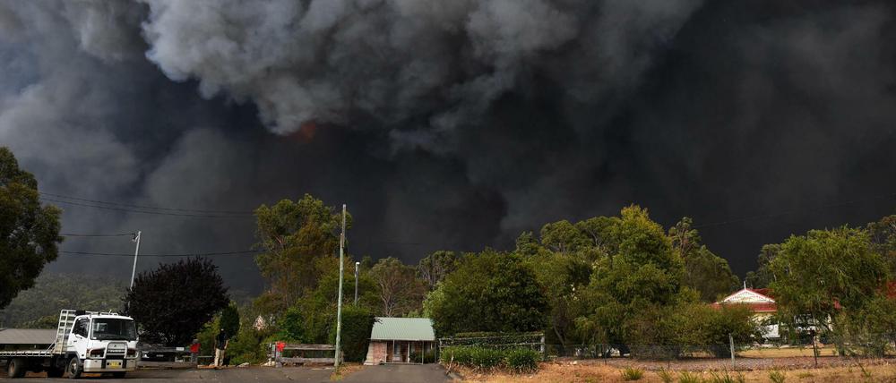 Rauch eines Buschfeuers steigt südwestlich von Sydney auf.