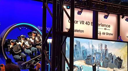 Abgehoben. Auf der CES2017 in Las Vegas schweben Besucher mit VR-Brille auf einem Karussell durch die Virtuelle Welt.