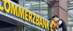 Nach der Übernahme der Dresdner Bank veränderte die Commerzbank 2010 ihr Logo. Nun steckt sie mitten im Umbau der Struktur.