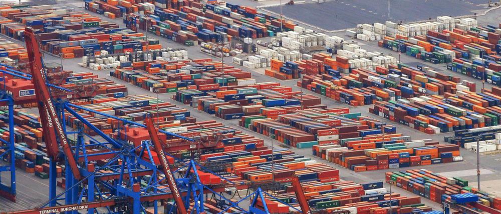 Container werden am auf dem Container Terminal Burchardkai (CTB) im Hafen in Hamburg umgeschlagen. 