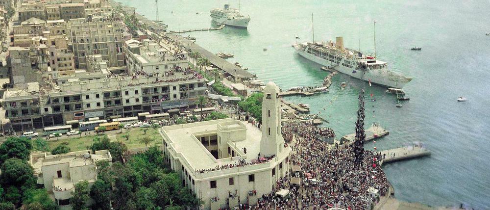 Jubel vergangener Tage: Die Kanaleinfahrt bei Port Said 1975 bei der ersten Durchfahrt eines Passagierschiffs nach der Wiedereröffnung nach dem Sechs-Tage-Krieg. 