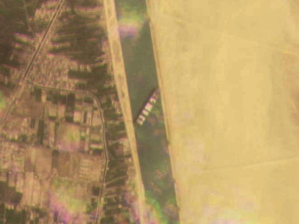 Dieses Satellitenbild von Planet Labs Inc. zeigt das Frachtschiff MV Ever Given, das im Suezkanal auf Grund gelaufen ist und die wichtige Schifffahrtsstraße zwischen Asien und Europa blockierte. 