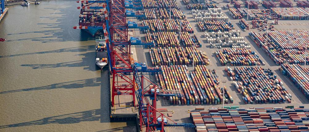 Hamburg: Das Luftbild zeigt zahlreiche Container auf dem Gelände des Containerterminals Eurogate im Hamburger Hafen. 