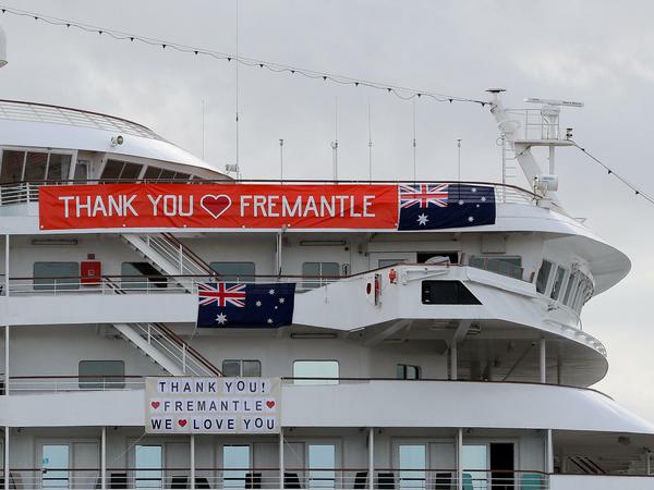 Passagiere des deutschen Kreuzfahrtschiffs «MS Artania» hoffen, im Hafen von Fremantle (Australien) von Bord gehen zu dürfen.